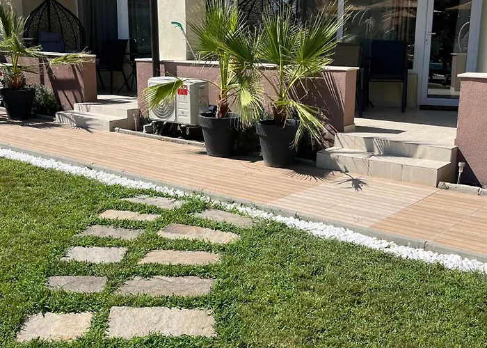 Apartment&studio Traky, Saint Vlas, улица черно море 12 * Свети Влас