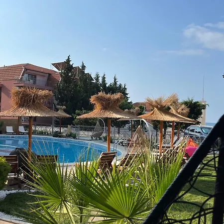 Apartment&studio Traky, Saint Vlas, улица черно море 12 *